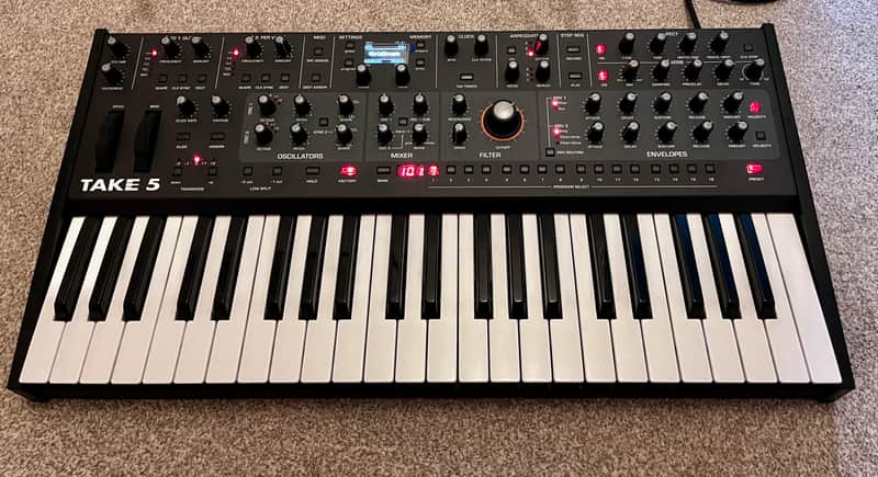 Sequential Take 5 44-Key 5-Voice Compact Polyphonic Synthesizer - with Decksaver imagen 1