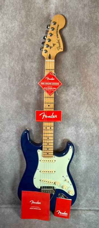 Fender Deluxe Players Stratocaster with Maple Fretboard 2017 - Sapphire Blue Transparent