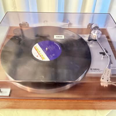 ✨✨ Yamaha YP-211 Vintage Belt-Drive Turntable – Woodgrain Plinth, S-Shaped Tonearm, Smoked Dust Cover, Tested – BVA image 6