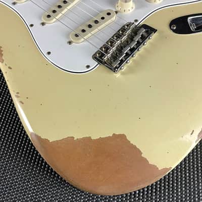 Fender Custom Shop 1967 Stratocaster, Heavy Relic- Aged Vintage White image 4