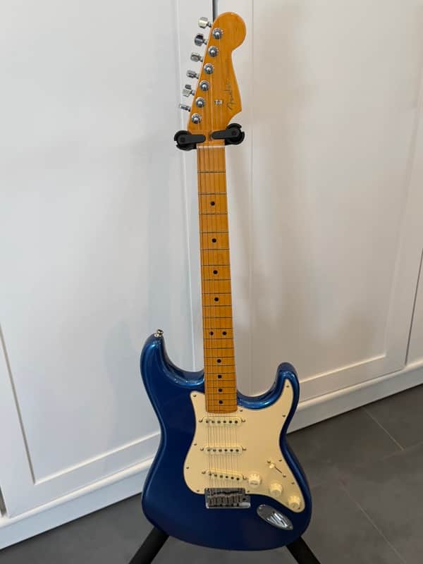 Fender American Ultra Stratocaster 2022 - Present - Cobra Blue image 1