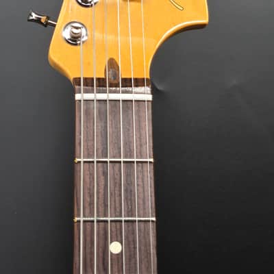 Fender 0114990300 American Professional Classic Jaguar®, Rosewood Fingerboard, 3-Color Sunburst image 5