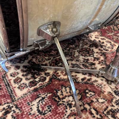 Ludwig No. 980 Super Classic Outfit 9x13 / 16x16 / 14x22" Drum Set (3-Ply) with Pointed Blue/Olive Badges 1969 - 1976 - White Marine Pearl image 9
