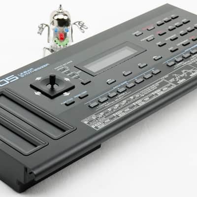 Roland D-05 Boutique Linear Synthesizer + Decksaver + Neuwertig + 1,5J Garantie