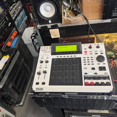 AKAI  MPC 2500 LIMITED EDITION  - WHITE  HD Drive 120G/CD/128MEG //drum pads/sampler //ARMENS//