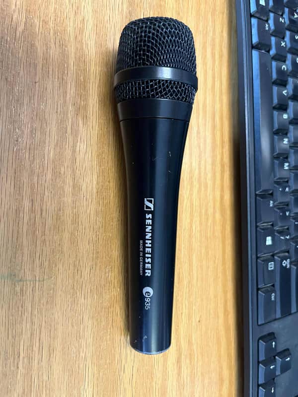 Sennheiser e935 Handheld Cardioid Dynamic Vocal Microphone 2003 - Present - Black image 1