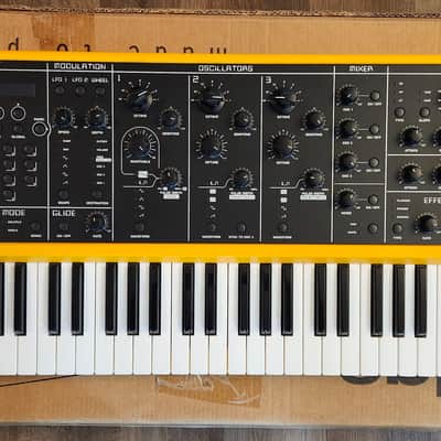 Studiologic Sledge 2.0 Polyphonic Virtual Analog Synthesizer 2010s - Yellow / Black