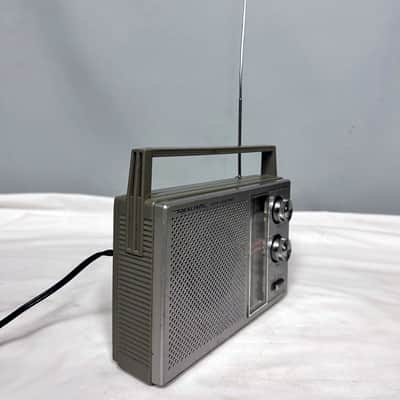 Vintage Realistic 12-716 AM/FM 2-Band Portable Radio - 1985 image 6