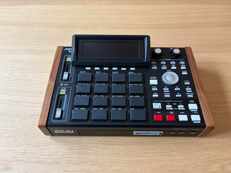 Akai MPC1000 Music Production Center 2004 - 2013 - Black image 1