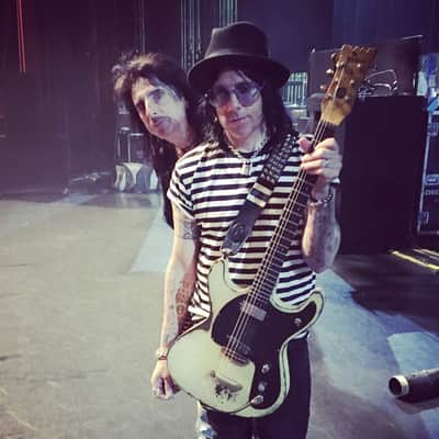 Loïc Le Pape Mosteel J.Ramone Tribute Guitar (Signed By Joe Perry, Alice Cooper And Others) image 4