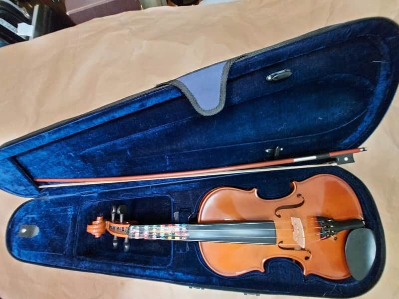 De Villier VN443 sized 4/4 violin with bow and case. China. Very Good Condition image 1
