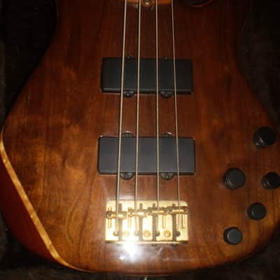 Fender American Deluxe Zone Bass 2002 - Walnut image 2