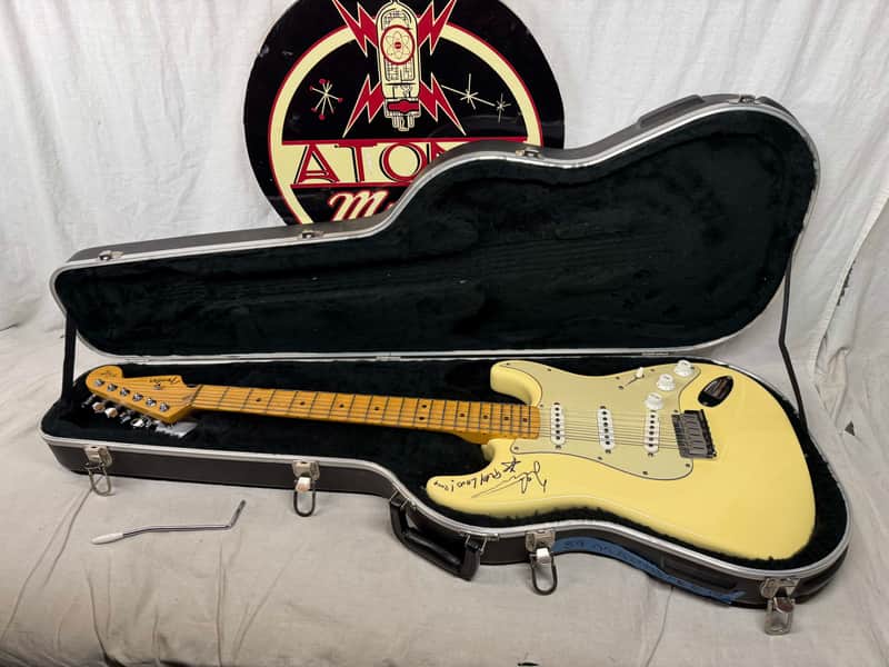 Fender Yngwie Malmsteen Signature Stratocaster Guitar with Case - signed! 1992 - Vintage White / Maple neck image 1