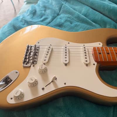 1998 Fender American Vintage ’57 Stratocaster AVRI – Aztec Gold – Lindy Fralin Pickups + Original Pickups Included – Complete Case Candy image 11