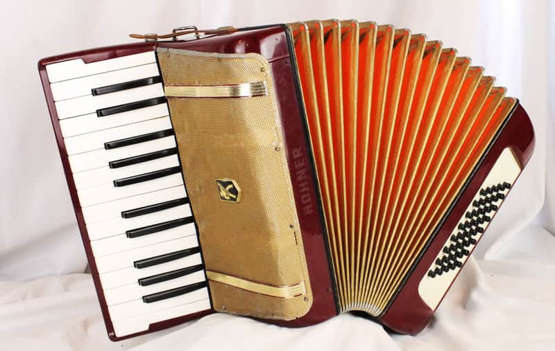 8238 - Red Gold Hohner Starlet Piano Accordion MM 26 40 image 1