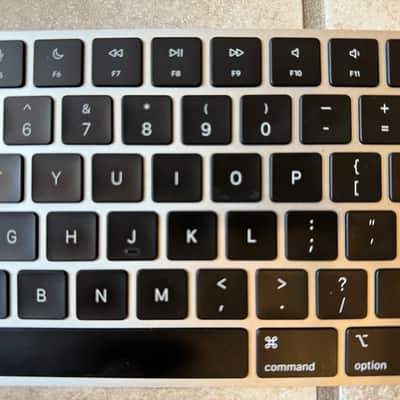 Magic Keyboard with Touch ID and Numeric Keypad for Mac models with Apple silicon - US English - Black Keys image 3