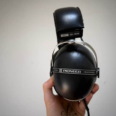 Vintage headphones image 2