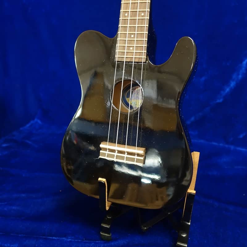 Mahalo TC Ukulele Electric With Cover - White image 1