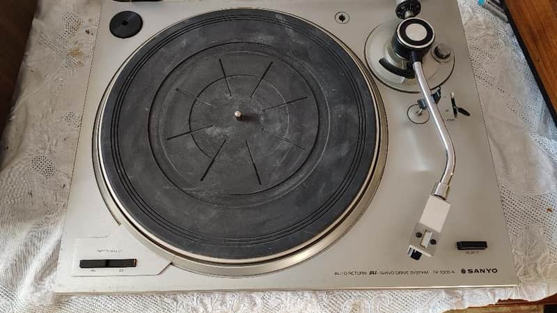 Sanyo TP 1005A turntable in excellent condition - 1980's image 1