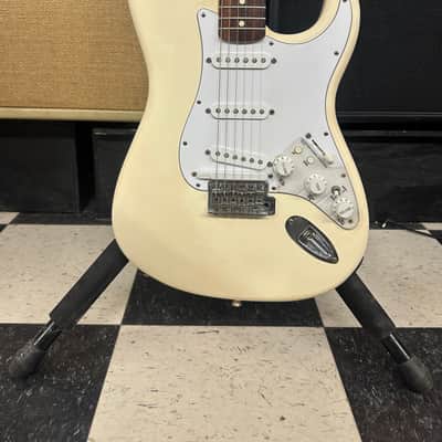 Fender Standard Roland Ready Stratocaster 2006 - 2012 - Arctic White image 4