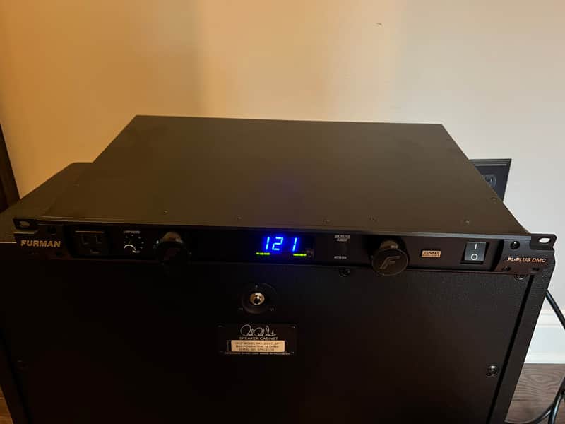Furman PL-PLUS DMC Power Conditioner with Voltmeter/Ammeter