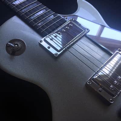 Gibson  Les Paul 2015 Silver Pearl with Stainless Steel frets! image 9
