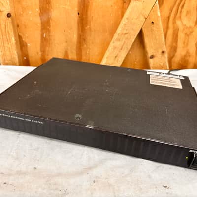 Shure UA845-UA UHF Antenna Distribution System - 782-806 MHz - Working image 1