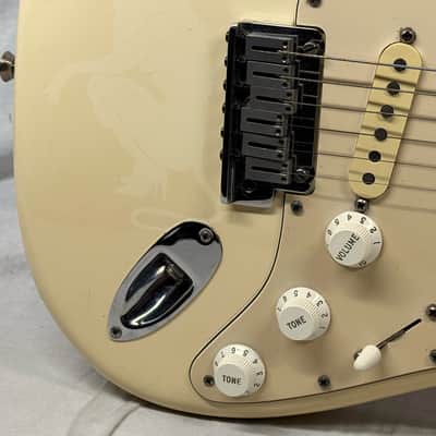 Fender American Standard Stratocaster Guitar with Case 2005 - Olympic White / Maple neck image 5