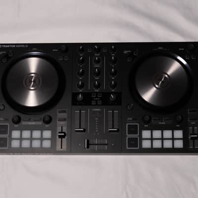 Native Instruments Traktor Kontrol S2 MK3 2018 - Black image 1
