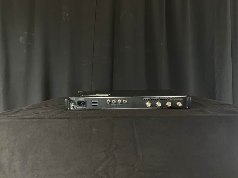 Shure PA421B Wireless System Antenna Combiner (470 - 865 MHz)