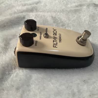Danelectro Billionaire Filthy Rich Tremolo 2010s - Cream/Black guitar effects pedal image 5