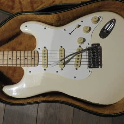 Fender "Squier Series" Standard Stratocaster with Maple Fretboard 1992 - 1996 - Arctic White image 4