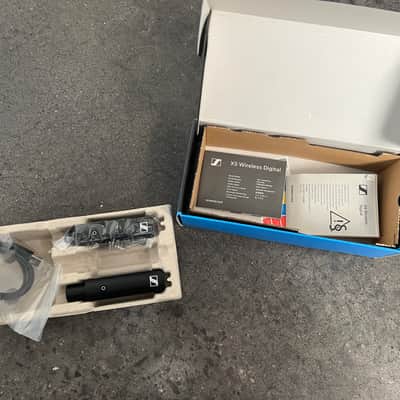 Sennheiser XSW-D XLR Base Set (Digital Band; 2.4 GHz) Digital Wireless System with XLR Transmitter and Receiver 2019 - Present - Black image 3