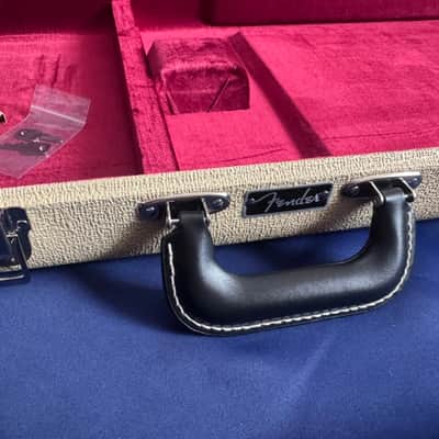 Fender G&G Deluxe Strat/Tele Hardshell Case, Blond with Red Satin Interior image 5