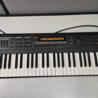 Roland XP-30 61-Key 64-Voice Expandable Synthesizer 1999 - 2004 - Black