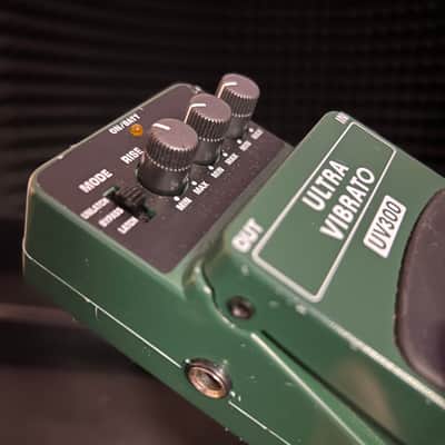 Behringer UV300 Ultra Vibrato Pedal 2010s - Standard image 5