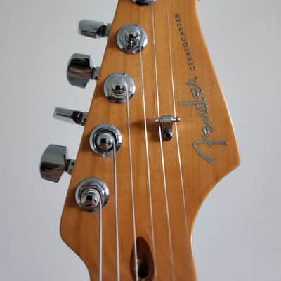 Fender American Deluxe Stratocaster with Maple Fretboard 2004 - 2-Color Sunburst image 4
