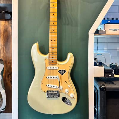 Fender 60th Anniversary Limited Standard Stratocaster with Maple Fretboard 2006 - Blizzard Pearl image 1