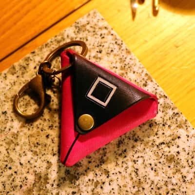 burnyblack inspired by squid game guitar picks, pickholder mask black/pink image 1