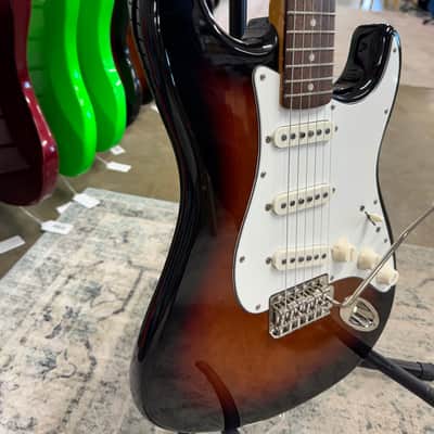 Squier Classic Vibe '60s Stratocaster with Laurel Fretboard - 3-Color Sunburst image 8