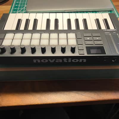 Novation Launchkey Mini 25 MKIV MIDI Keyboard Controller 2024 - Present - Black image 5