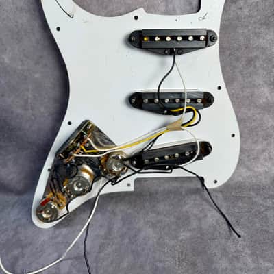 Fender Stratocaster Loaded Pickguard SSS MiM 2004 - White image 2
