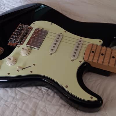 Fender Vintera '70s Stratocaster with Maple Fretboard - Fender American Body HSS (Hardshell Case) 2019 - Black image 2