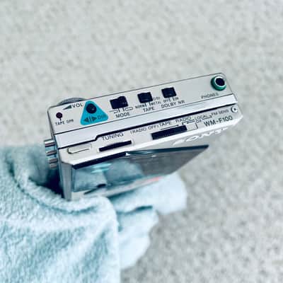 [RARE] Sony WM F100 Walkman Cassette Player, Near Mint Silver ! Working ! image 5