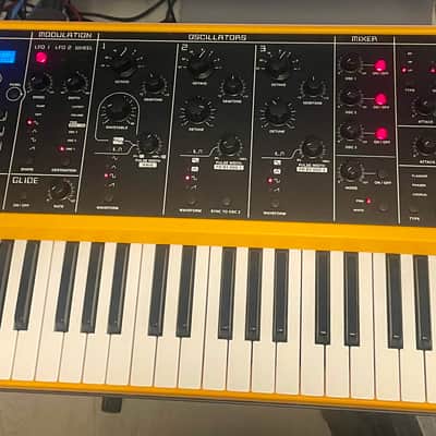 Studiologic Sledge 2.0 Polyphonic Virtual Analog Synthesizer 2010s - Yellow / Black
