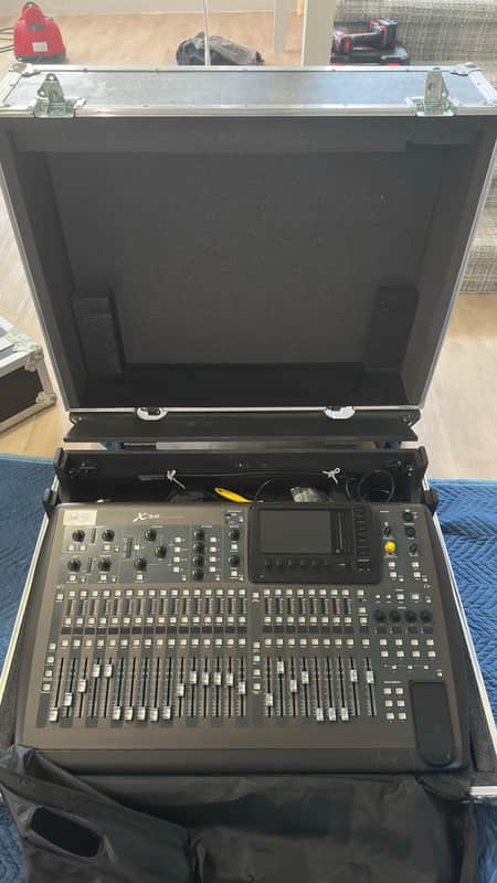 Behringer X32 40-Input 25-Bus Digital Mixing Console 2012 - Present - Black image 1