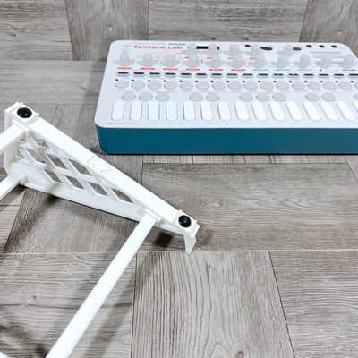 30º Stand for Sonicware Liven Series - color WHITE - Texture Lab / Mega Synthesis / Ambient Ø / 8bit Warps / Lofi-12 / XFM / Bass & Beats - by KZcraftworks image 3
