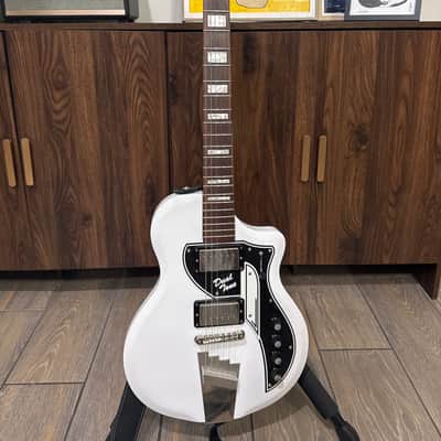 Supro 1224DBHT Limited Edition David Bowie 1961 Dual Tone Hardtail 2019 - White image 1