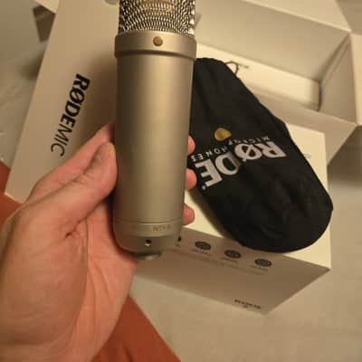 RODE NT1-A Large Diaphragm Cardioid Condenser Microphone 2002 - Present - Silver + anti pop