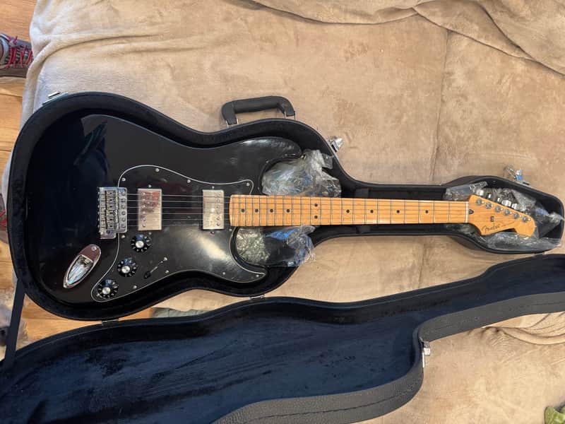 Fender Blacktop Stratocaster HH with Maple Fretboard 2011 - 2014 - Black